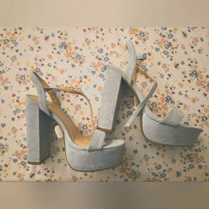 LIKE NEW Super cute light blue size 7 pump heels